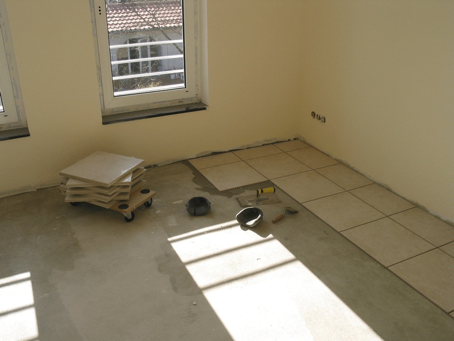 Fliesenverlegung am Boden